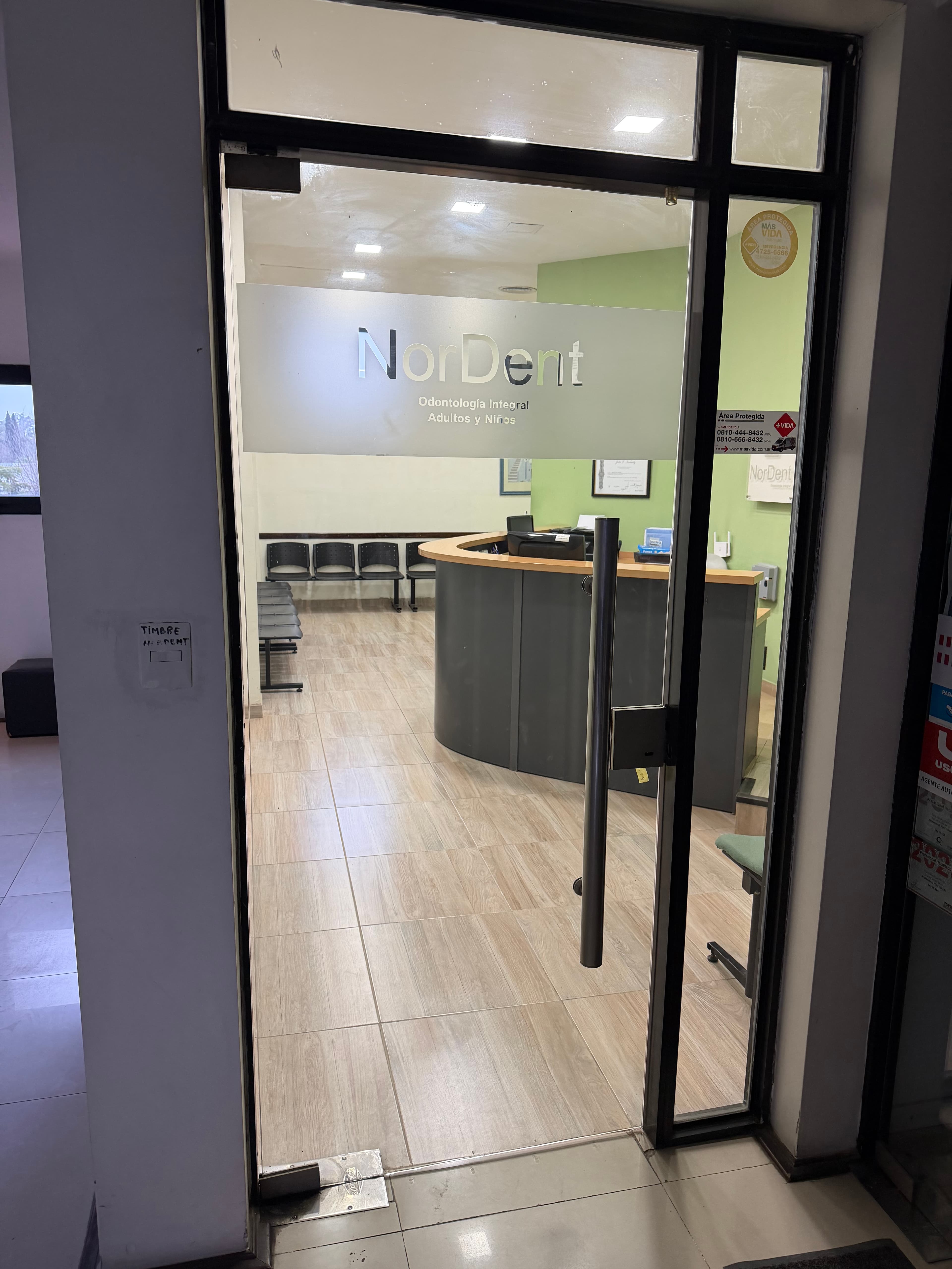 Entrada del consultorio odontológico Nordent en Ingeniero Maschwitz y Escobar