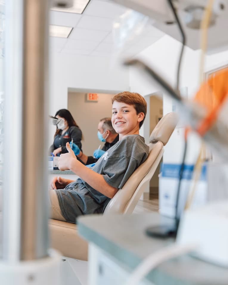 Odontopediatra atendiendo a un niño en consultorio dental de Ingeniero Maschwitz y Escobar